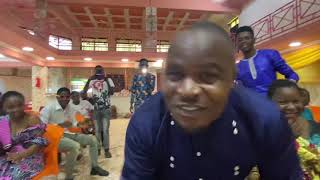 Bonny Mwaitege akicheza na kuimba katika kanisa la Meet Cultural Church of Tanzania