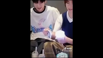 Beomgyu Nhìn kỹ nhé, anh ấy muốn lấy bóng nhưng lại do dự. Taehyun👀🥴🥵 #taegyu