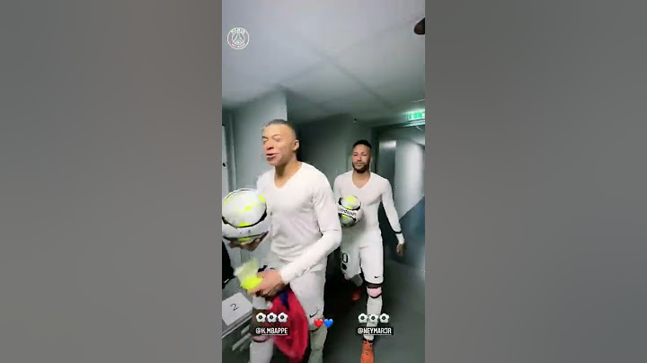 Neymar e Mbappe segurando a bola do jogo | PSG X CLERMONT