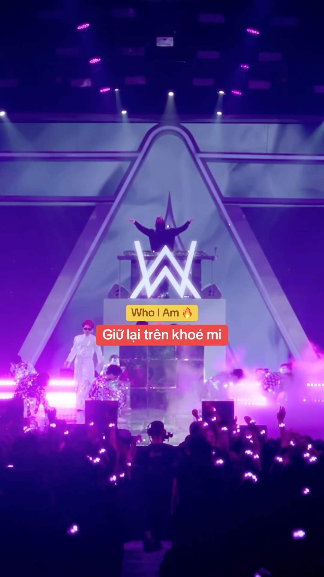 Khi show còn hot hơn bún bò Huế của bạn! ???