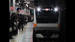 E233系T17編成が東京駅2番線に到着するシーン