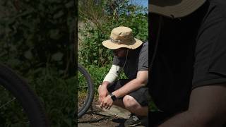 Парень в шляпе пытается записать видео