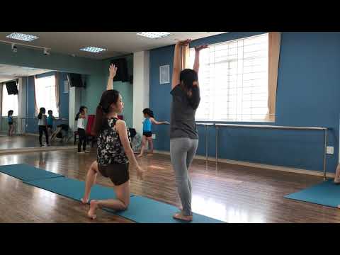 Học ép dẻo nhào lộn để bổ trợ cho bài nhảy