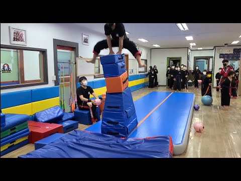We <strong>jump</strong> over the vaults and <strong>play</strong> during our break.