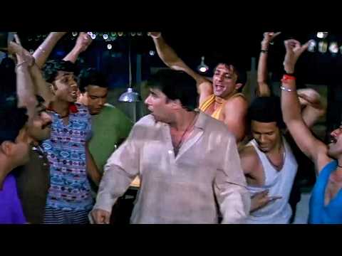 दीपक तिजोरी को नौकरी मिल गई जिससे संजय दत्त और सभी दोस्त खुशी से डांस कर रहे है