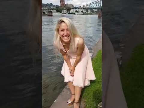 لما الوحد بيندار ليغني وبشوف الناس كلها واقفة عم تسمع وهوة ماله خبر