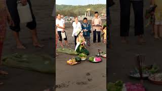 pengunjung pantai parangtritis berdandan ala KANJENG RATU LAUT SELATAN NYAI RORO KIDUL 1-12-2019