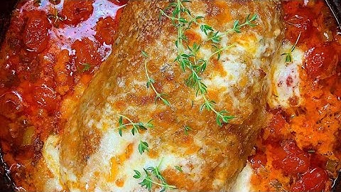 Zwiebel Hackbraten in fruchtiger Tomatensauce mit Thymian🌿Creme Fraiche und Mozzarella überbacken