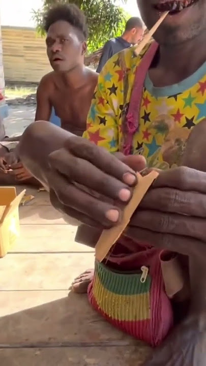 ROKOK DARI DAUN TRADISIONAL KHAS MASYARAKAT PEDALAMAN PAPUA