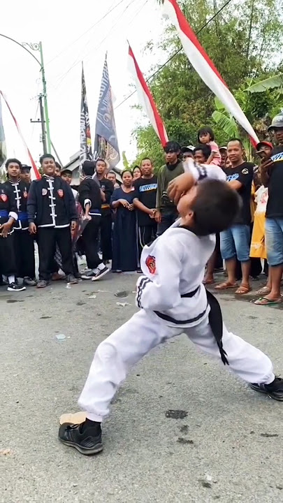 Aksi salto siswa ikspi kera sakti #pencaksilat