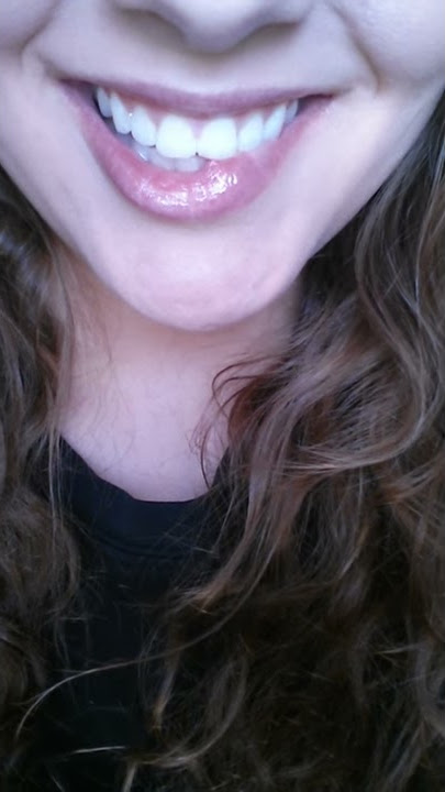Menggigit bibir
