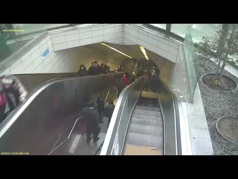 Видео: Человек умирает после того, как рубашка попадает в эскалатор станции метро Нью-Йорка и душит его