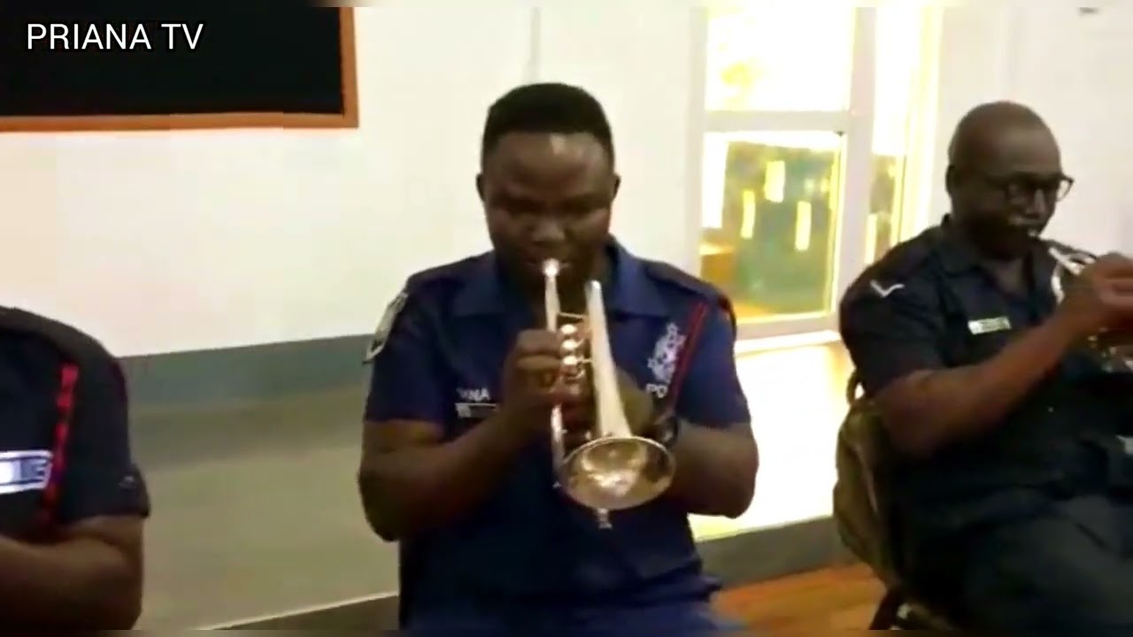 GHANA POLICE CENTRAL BAND SERVING SOME   FOLKSONGS