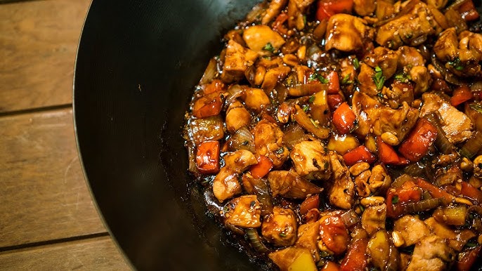 Prepare frango xadrez de coxa e sobrecoxa para variar a receita chinesa