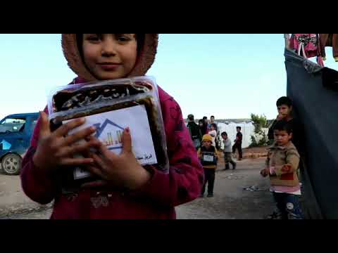 توزيع التمر على مخيمات النازحين السوريين في الشمال السوري اهداء من عطاء الخير