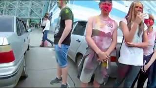 видео Челябинские подростки напали на полицейские машины на фестивале красок