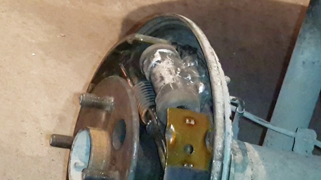 Регулировка барабанных тормозов тоета саксид - YouTube
