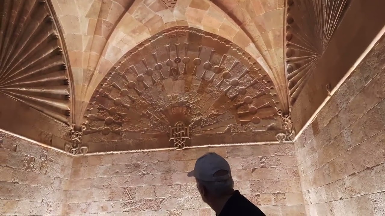 Divriği Ulucami Şifa Kapısı ve Darüşşifa anlatımı. Akustik mükemmel. 