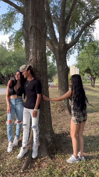 Este hombre sigue viéndose con su ex..😰