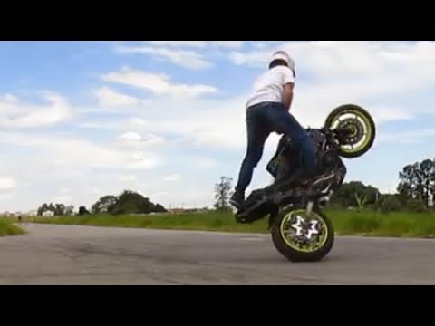 Moto acelera sozinha nas manobras - YouTube