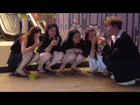 Four beautiful beauties surrounded a handsome man with great interest 四位漂亮美女饶有兴趣地围着一位帅哥 街拍 尤物 长腿 短裙