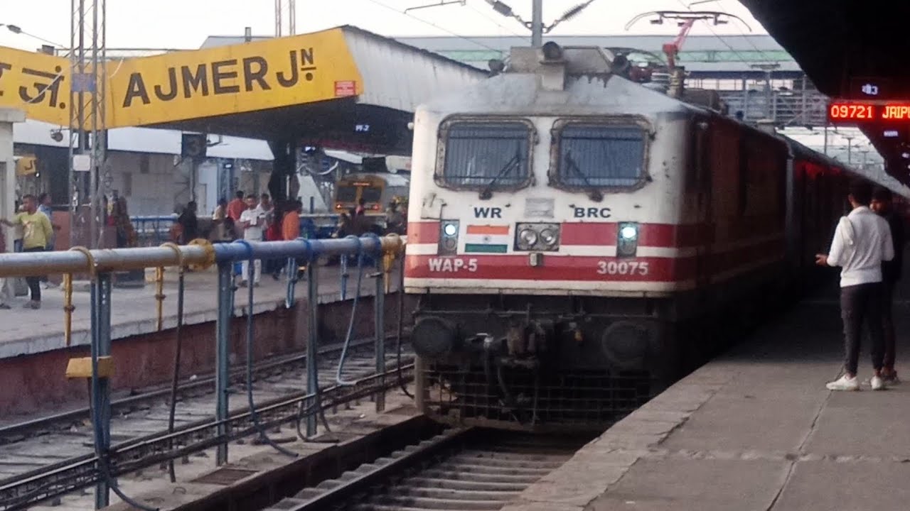 BRC Wap5 30075 Bhopal Jaipur Express 19712 early morning arrival Ajmer ...