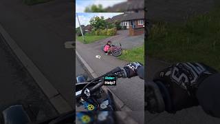 A WOMAN BIKER HELPS A LITTLE GIRL WITH HER BICYCLE *WHOLESOME* 🥰