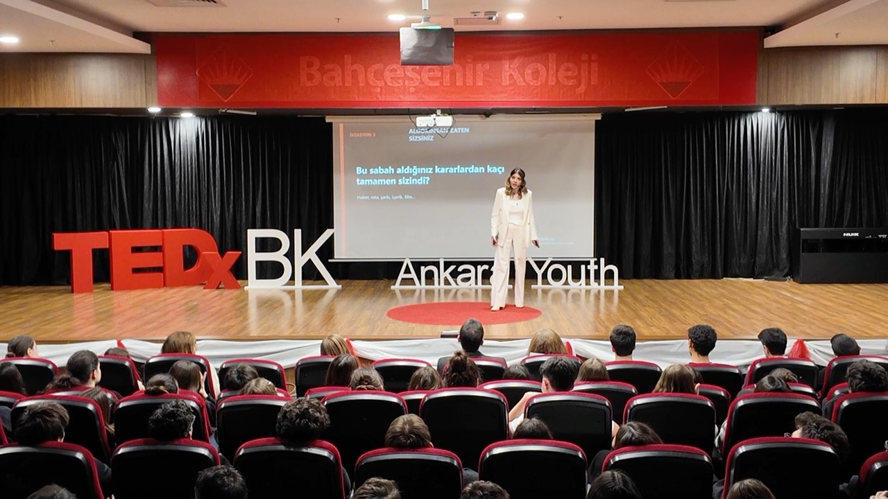Algorİnsan: Yapay Zeka Çağında Yeni Bir Zihinsel Ortaklık | Mehtap Doğan | TEDxBK Ankara Youth