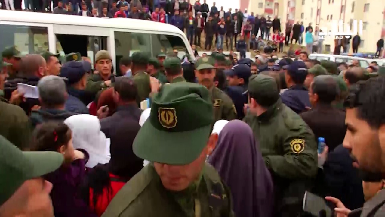 ترحيل سكان القصدير و الشاليهات في الأربعطاش - elbiladtv-