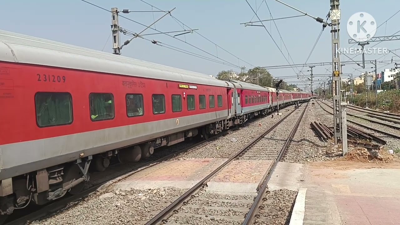💕12647 Coimbatore Jn to Hazrat Nizamuddin Kongu SF Express Loco ( 37594 RPM WAP 7)💖