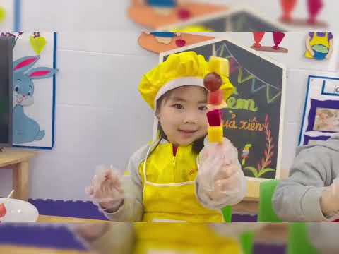 Hướng dẫn trẻ làm hoa quả xiên