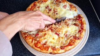 Wie man Pizza macht ? Pizza Rezept Teig Trockenhefe. Schnell und einfach