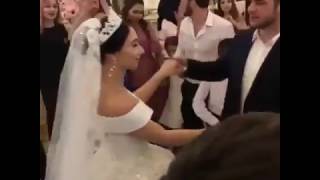 веселый танец жениха и невесты