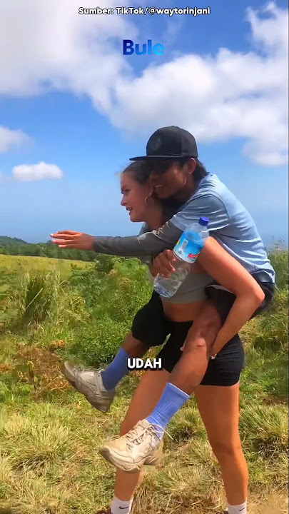 Rare Moment! Foreign Girl Carrying Rinjani Guide