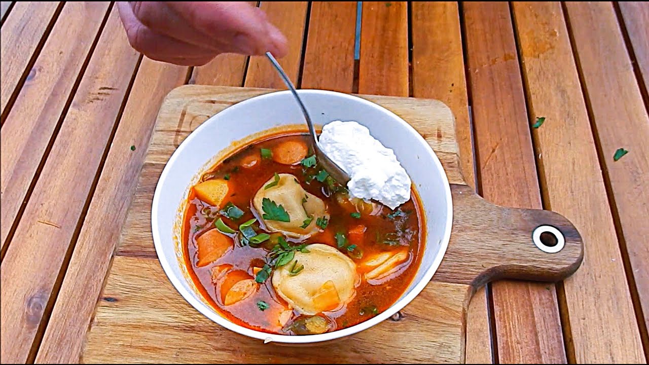 Soljanka mit Pelmeni Party oder Resteverwertung Suppe. Kazan, Dutch