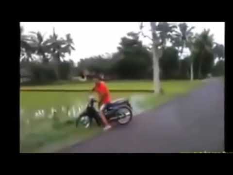 video-lucu-saat-naik-motor-sampe-jatuh