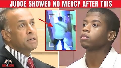 Rechter verbijsterd: beschuldigde moordenaar beukt door rechtszaaldeur na vermelding van doodstraf