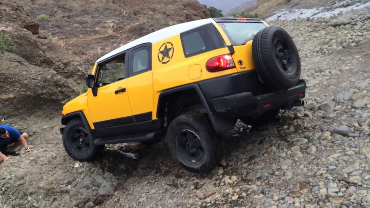 Toyota Fj Cruiser Playing With Rear Differential Lock Engaged