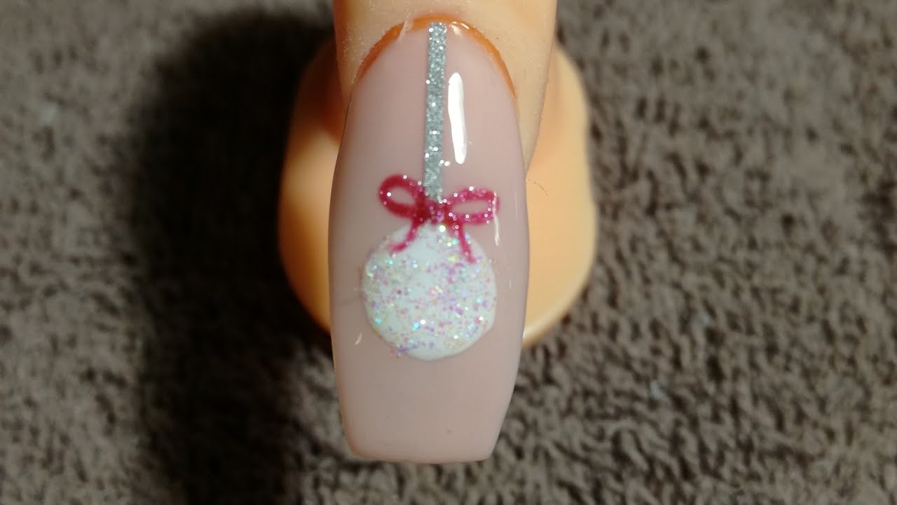 Immagini Palline Di Natale.Semplice Nail Art Natalizia Pallina Di Natale Youtube