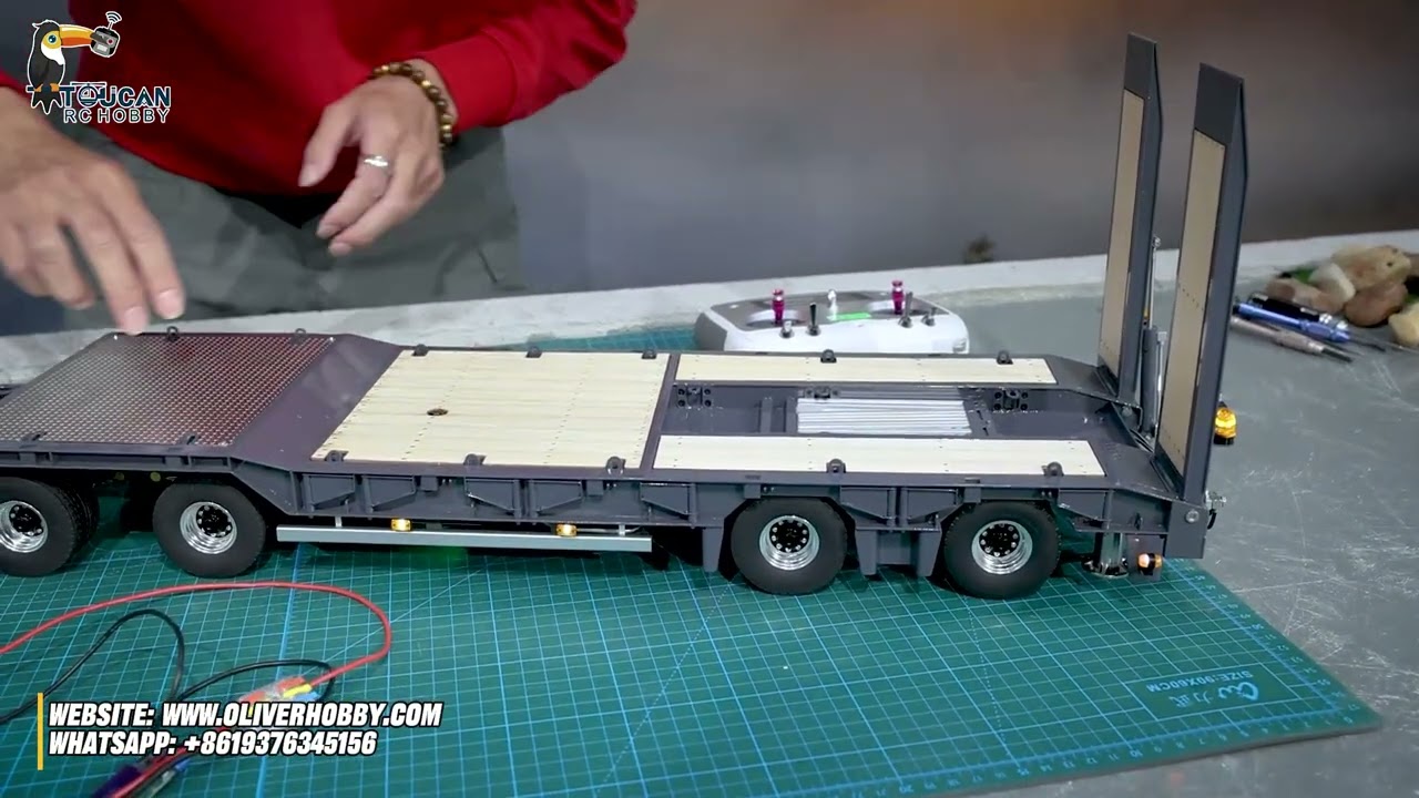 Подробный обзор полноприводного 4-осного прицепа LESU A0049 с гидравлическими пандусами и опорами.