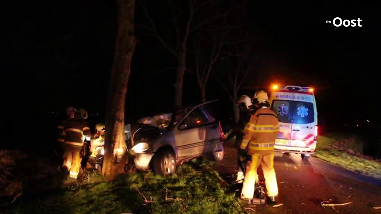 Gladheid veroorzaakt ongeluk; auto glijdt tegen boom in Scheerwolde