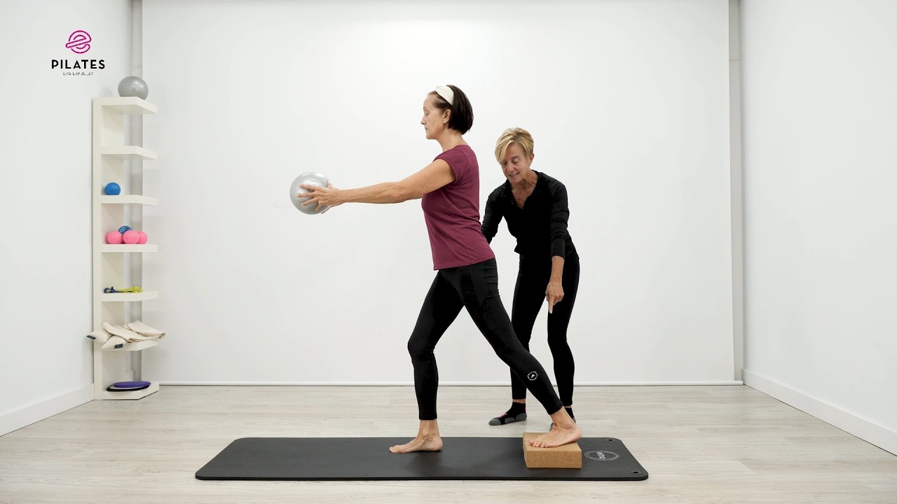 Pilates con Pelota y Ladrillos: Reto de Equilibrio y Sentadillas (23 min)
