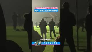 高校一男生大学操场唱《孤勇者》 网友：目前为止最好听的翻唱！#这大概就是青春的样子 #校园 #寻找心动的声音