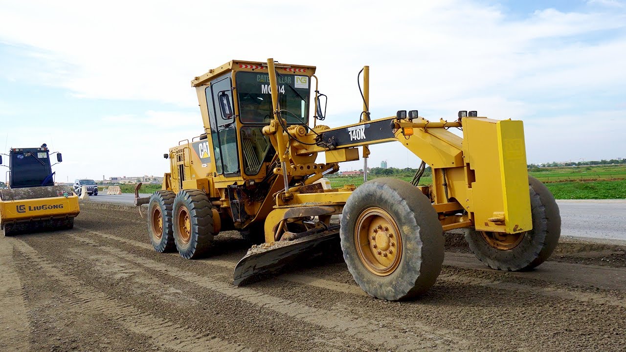 Technique Cat Motor Grader Pushing Gravel for Subbase Road Construction