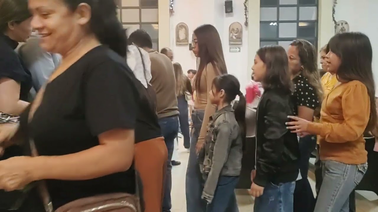 Adorando al niño jesus sin derecho de autor 