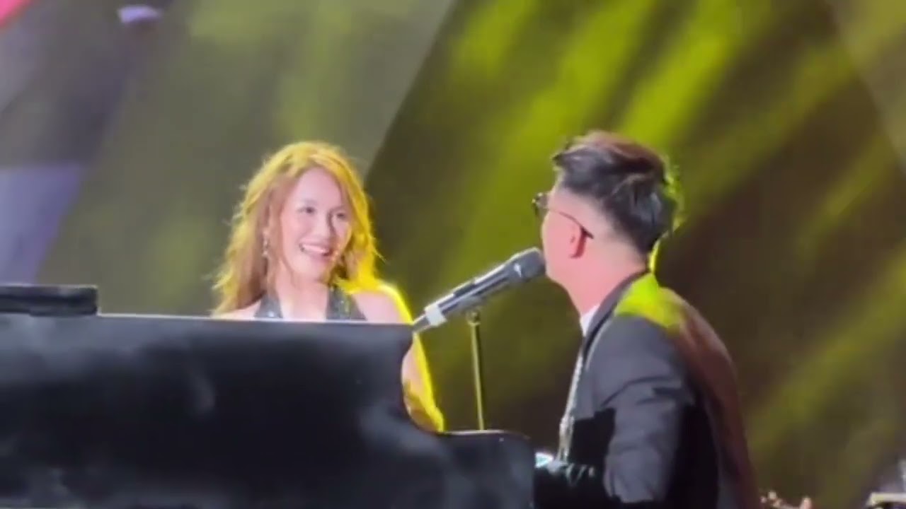 AYU TING TING NYANYI BARENG BOY WILLIAM DI KONSERNYA 
