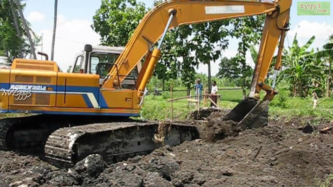 Hyundai ROBEX 210 LC Excavator Digging for Construction - YouTube