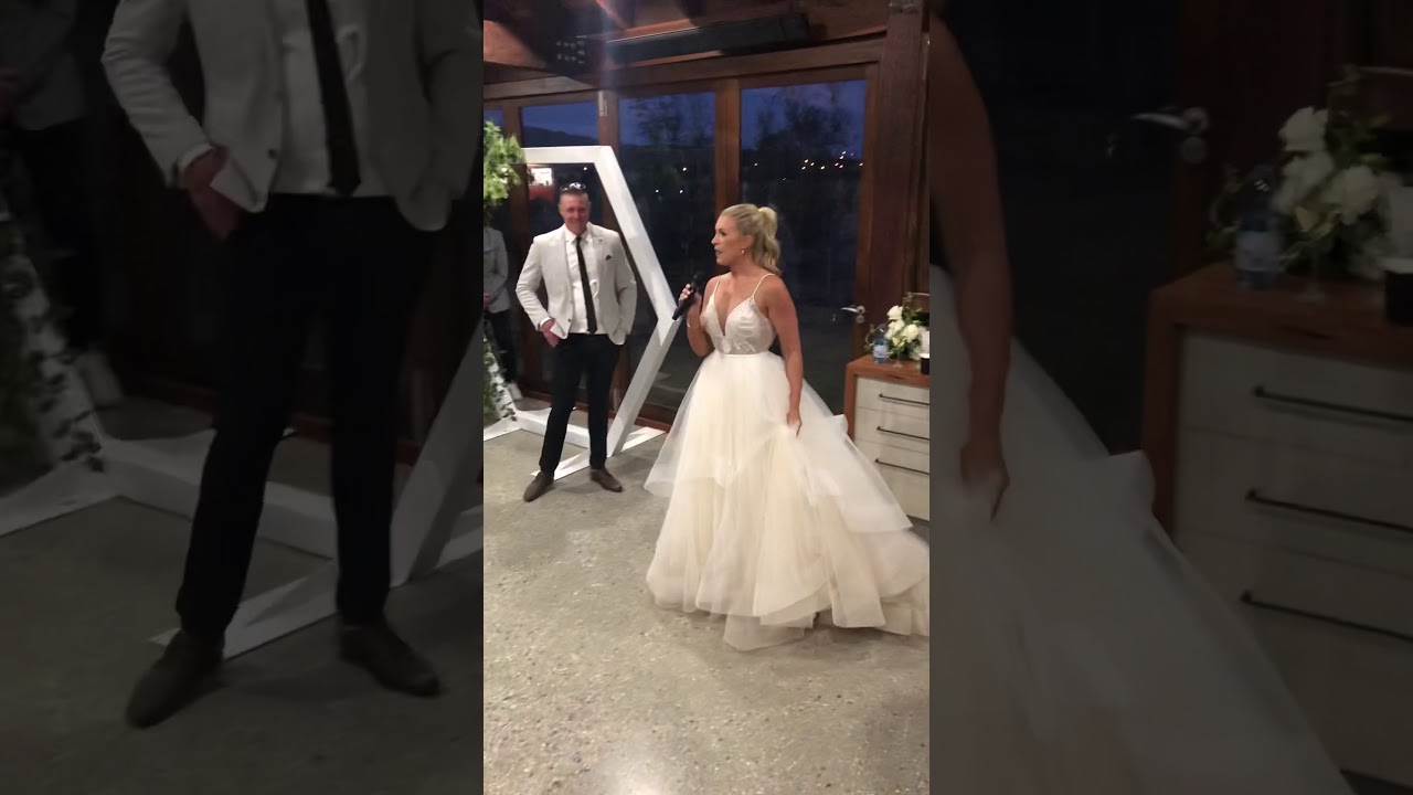 Bride sings her own version of Taylor Swifts Love Story to her Groom at their wedding
