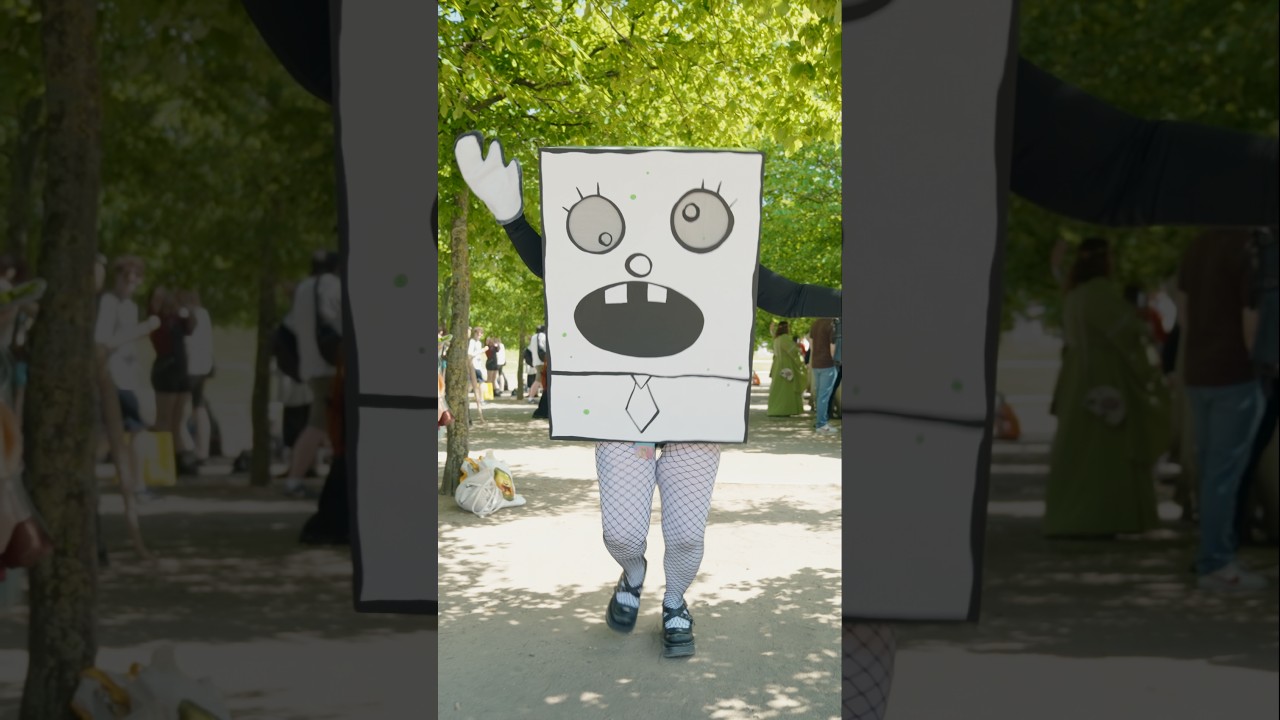 WHO BROUGHT DOODLEBOB TO COMIC CON 💀😂 Spongebob Cosplay #shorts