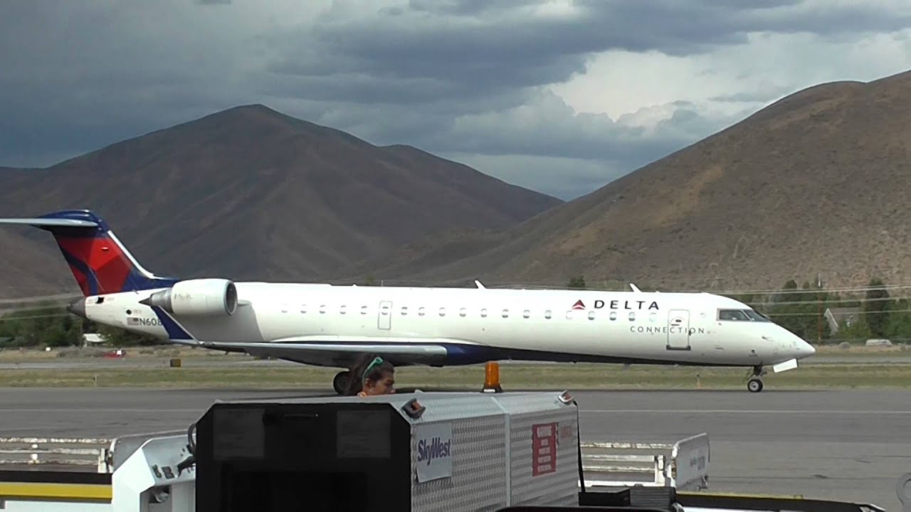 Delta CRJ 700 Taxing into Friedman Memorial Airport Sun Valley ID YouTube